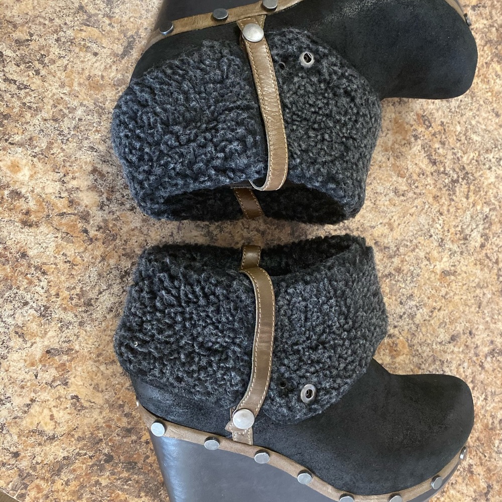 Shoes - Picture 2 of 7